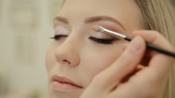 Eye makeup woman applying eyeshadow powder. Beautiful woman face. Perfect makeup. Beauty fashion. Eyelashes. Cosmetic Eyeshadow — Stock Video