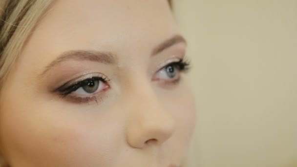 Gros plan de l "œil bleu femme avec maquillage jour clair — Video