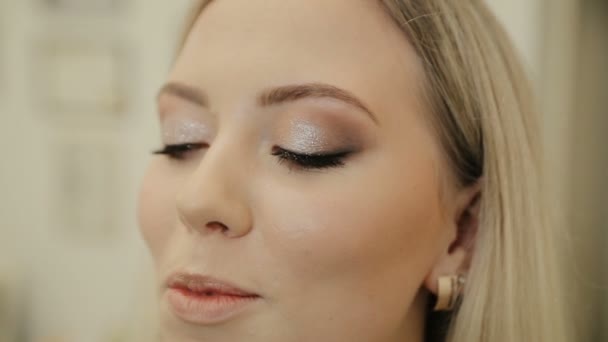 Mladá a smyslná žena s nádherným make-up a elegantním účesu se dívá na odraz v zrcadle. Krása, móda a vytvoření konceptu — Stock video