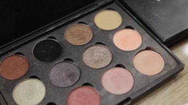 Göz farları ve makyaj fırçası olan bir palet. Kapalı makyaj kadın kozmetik palet farklı toz renkleri.
