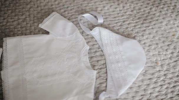 Vestito per il battesimo del nuovo bambino nato. Concetto di abito bianco neonato — Video Stock