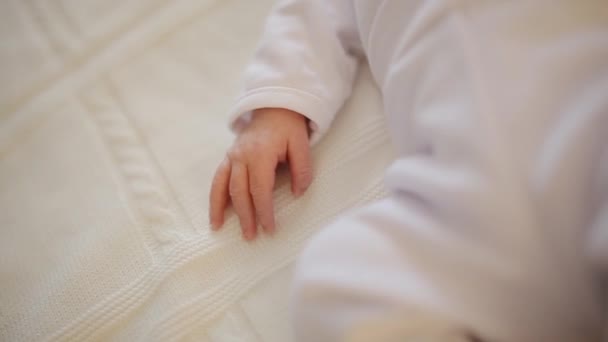 El adorable bebé recién nacido durmiendo en la cuna. Primer plano de la pequeña mano del bebé y los pequeños dedos — Vídeos de Stock