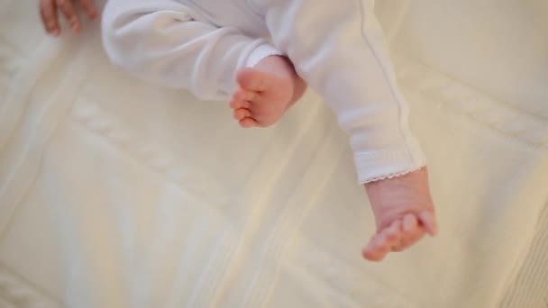 Füße des neugeborenen Babys. Lustige kleine Füße von drei Wochen alten Neugeborenen — Stockvideo