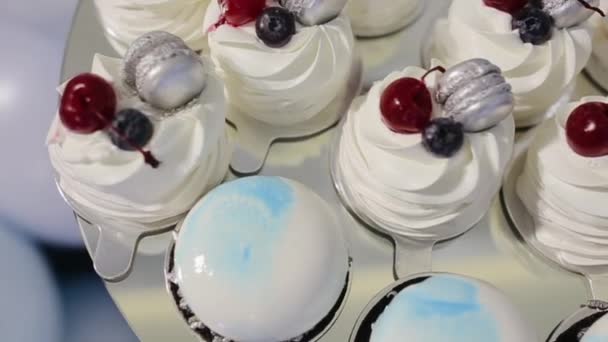 Gâteaux joliment décorés avec de la cerise. Petits gâteaux à la crème délicate. Dessert de fête d'anniversaire. — Video