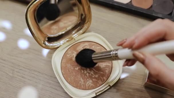 Nahaufnahme von Make-up Pinsel in einem Behälter mit Puder. Dekorative Damenkosmetik. Maskenbildner. Abend- und Morgenschminke. — Stockvideo