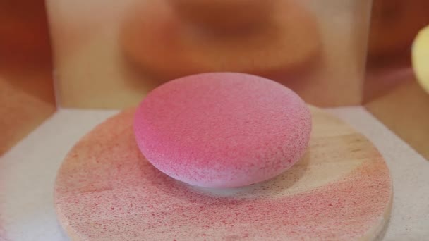 Gâteau de cuisson avec revêtement en velours. le revêtement en velours de pulvérisation de confiseur sur le gâteau de mousse — Video