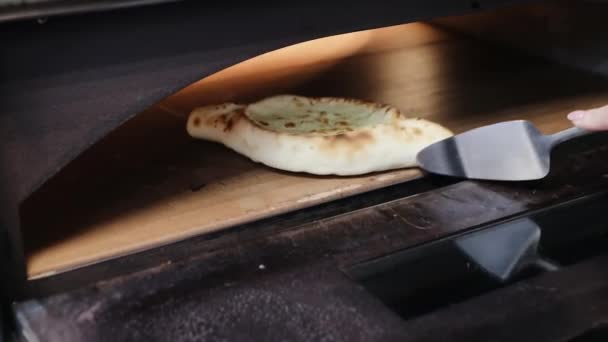 Připraven k jídlu khachapuri již vařené v troubě. Národní gruzínské jídlo - Adjarian khachapuri. Šéf to bere z trouby. — Stock video