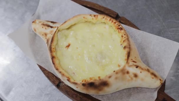 Adjarian khachapuri, pan abierto relleno con queso y yema de huevo. Khachapuri es el plato tradicional de la cocina georgiana. De cerca. — Vídeos de Stock