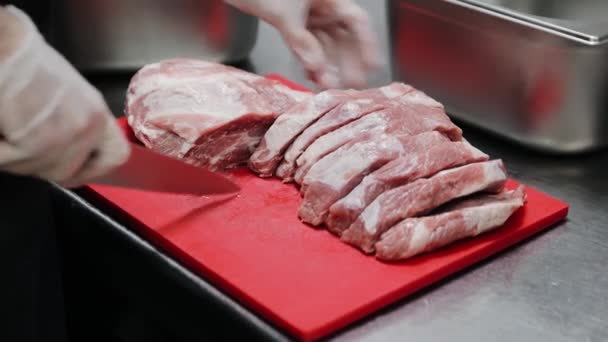 Kesim tahtasında biftek fileto, et hazırlama. Bıçaklı Erkek Eller, dilimleme tahtasında ince bir biftek filetosu kesiyor. Sehpada sığır eti ya da dana eti. Biftek. Et Tabağı. — Stok video