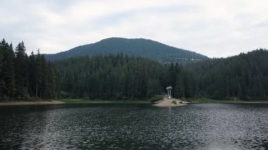 Yaz güneşli bir günde Karpatlar 'daki Synevyr Gölü üzerinde insansız hava aracı uçuşu. Güzel doğa, çevresi ormanlarla çevrili göl, Ukrayna 'da güzel bir yer.
