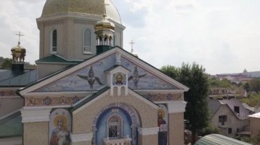 Chortkiv, Ternopil Bölgesi, Ukrayna 'daki Kutsal Bakire Meryem' in Aracılığının Kilisesi 'nin güzel 4K insansız hava aracı videosu