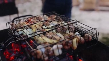 Mutfakta sebze ızgara. Şef barbekü partisinde patates, mantar, kabak ve soğan pişirdi. Buharlı çekim