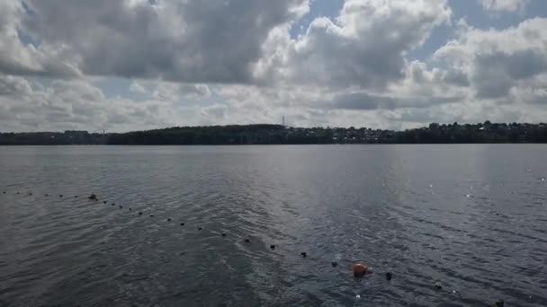 Motorový člun plující rychle po jezeře, silueta lidí na lodi — Stock video