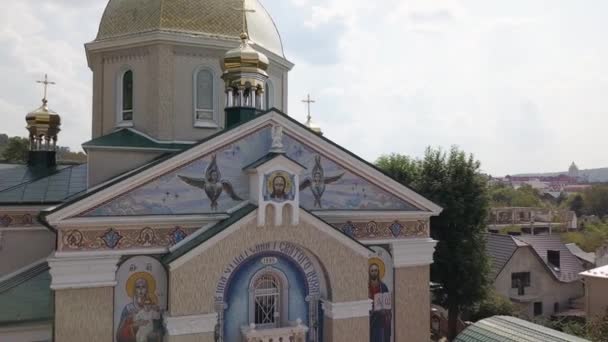 Belo drone aéreo 4K vídeo da Igreja da Intercessão da Bem-Aventurada Virgem Maria em Chortkiv, região de Ternopil, Ucrânia — Vídeo de Stock