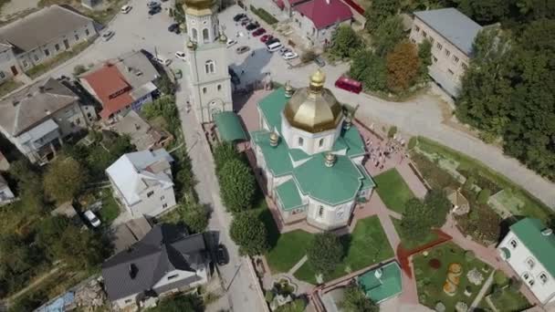 Chortkiv, Ternopil Bölgesi, Ukrayna 'daki Kutsal Bakire Meryem' in Aracılığının Kilisesi 'nin güzel 4K insansız hava aracı videosu — Stok video