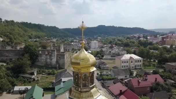 Piękny filmik z dronem powietrznym 4K Kościół wstawiennictwa Najświętszej Maryi Panny w Chortkowie, obwód tarnopolski, Ukraina — Wideo stockowe