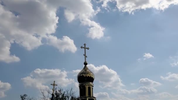 Vista aérea de drones. Voar perto das cúpulas douradas da igreja. Drone vídeo da Igreja da Intercessão da Bem-Aventurada Virgem Maria em Chortkiv, região de Ternopil, Ucrânia — Vídeo de Stock
