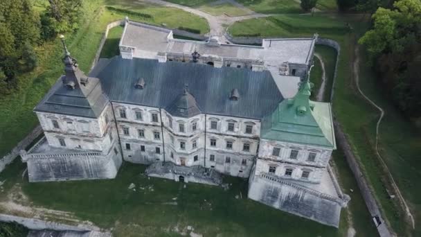 Alte Burg Pidhirtsi, Ukraine. Blick auf die Burg von oben, Luftaufnahme von der Drohne. Burg Podgoretsky aus der Vogelperspektive — Stockvideo