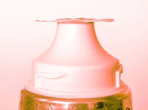 Kapalı yapıştırıcının yan görünümü veya turuncu renkli krema