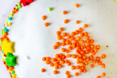 Lezzetli süslemeli beyaz pasta bluzu.