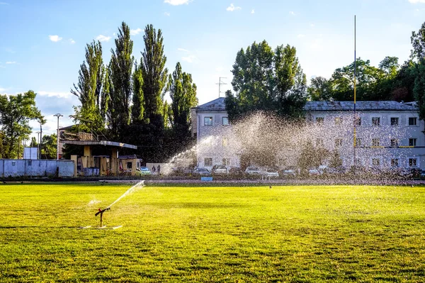 Altında su arıtıcı dalgası olan büyük yeşil bir alan.