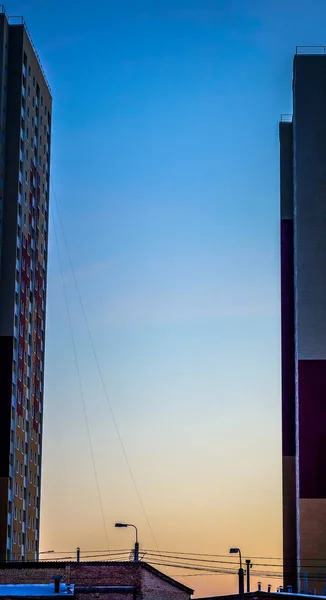 Gün batımı turuncu mavi gökyüzü iki bina arasında