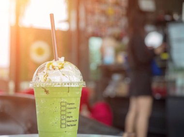 Plastik bardak taze buz yeşil çay.