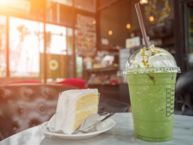 Plastik bardak taze buz yeşil çay.