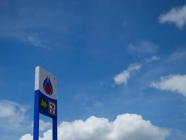 Sierpień 2018 Bangkok Tajlandia Logo Stacji Benzynowej Ptt Billboard — Zdjęcie stockowe