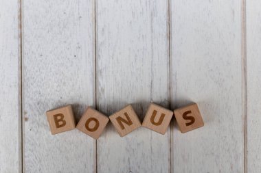 Ahşap blok yığını iş kavramı, bonus harfler.