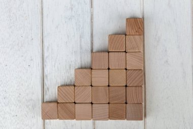 Beyaz ahşap zemin üzerinde ahşap bloklar.