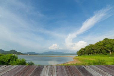 Baraj, ağaç, dağ ve mavi gökyüzü gibi doğa manzara. Tatil ve seyahat kavramı. 