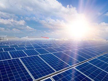 Güneş hücreleri, binanın üst çatı üzerinde açık panel temiz enerji.