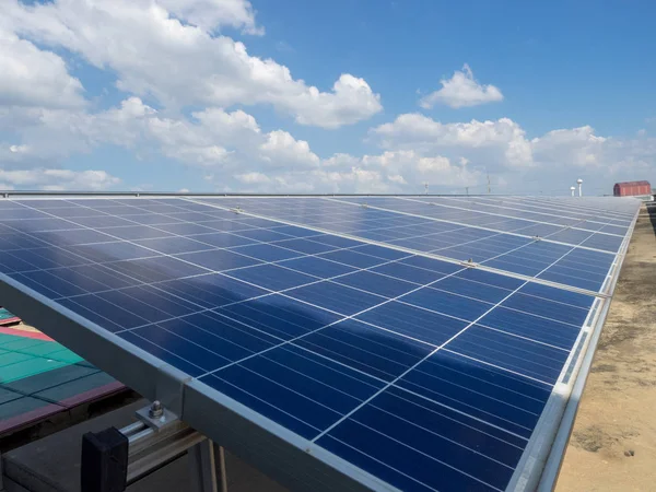 Zonnecellen Paneel Buiten Het Hoogste Dak Van Gebouw Schone Energie — Stockfoto