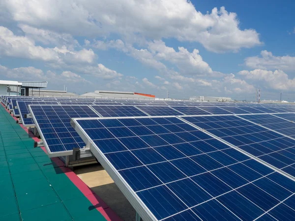 Solární Buňky Panel Venkovní Nejvyšší Střeše Budovy Čisté Energie — Stock fotografie