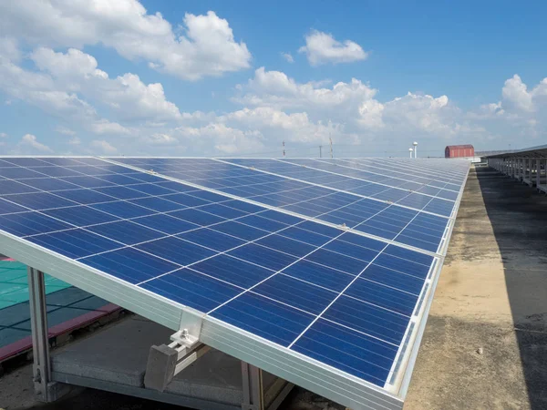 Zonnecellen Paneel Buiten Het Hoogste Dak Van Gebouw Schone Energie — Stockfoto