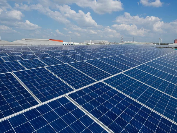 Zonnecellen Paneel Buiten Het Hoogste Dak Van Gebouw Schone Energie — Stockfoto