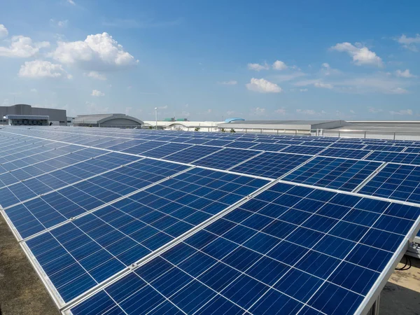 Zonnecellen Paneel Buiten Het Hoogste Dak Van Gebouw Schone Energie — Stockfoto