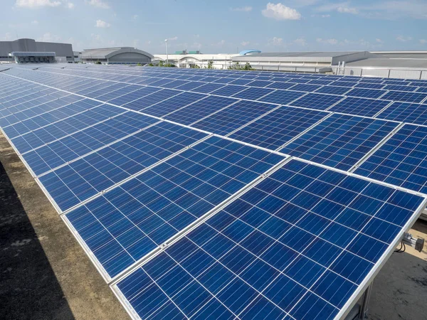 Zonnecellen Paneel Buiten Het Hoogste Dak Van Gebouw Schone Energie — Stockfoto