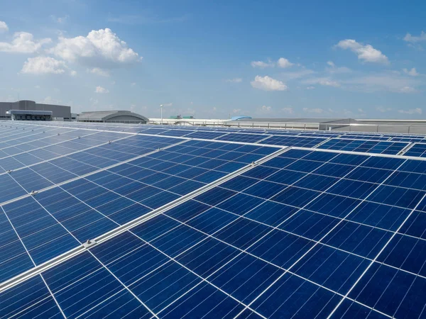 Zonnecellen Paneel Buiten Het Hoogste Dak Van Gebouw Schone Energie — Stockfoto