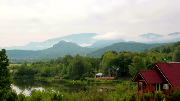 Zeitraffer Berglandschaft mit Wolken, die sich um den Gipfel bilden. — Stockvideo