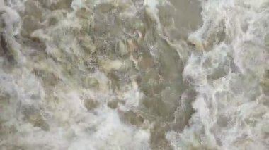 Arka plan veya doku. Ağır çekim bir küçük dağ şelale. Dağ dere taşları bir alt düşüyor.