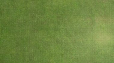 Yeşil çim futbol sahası üstten. Quadrocopter görüntüleyin. Doku