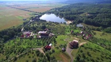 Havadan görünümü. Küçük göller Karpat Dağları'nda. Yükseklik doğadan peri masalı