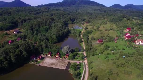 Flybilde. Små innsjøer i Karpatene. Eventyrenes natur fra høyden – stockvideo