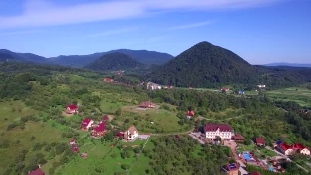 Drohnenaufnahmen aus der Luft sehen 4k. die Berghügel liegen im Dorf — Stockvideo