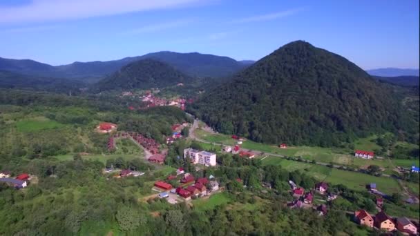 Drone Footage View 4k. Les collines de montagne sont situées dans le village — Video