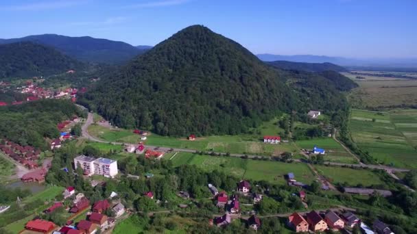 Aerial Footage drönarvy 4k. Mountain kullarna ligger i byn — Stockvideo