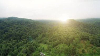 Hava dron görüntüleri görünümü. Dağlarda günbatımı. Dağ sıralarının batımında doğal peyzaj