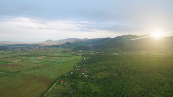 Drone légi felvétel megtekintése. Naplemente a hegyekben. Festői táj hegyláncok naplementekor — Stock videók